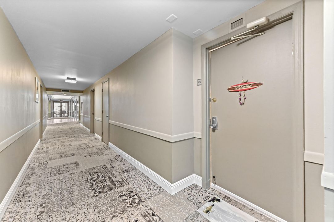 For Sale: $275,000 (1 beds, 1 baths, 674 Square Feet)