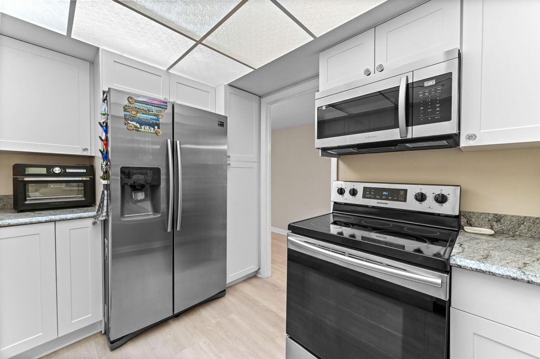 For Sale: $275,000 (1 beds, 1 baths, 674 Square Feet)