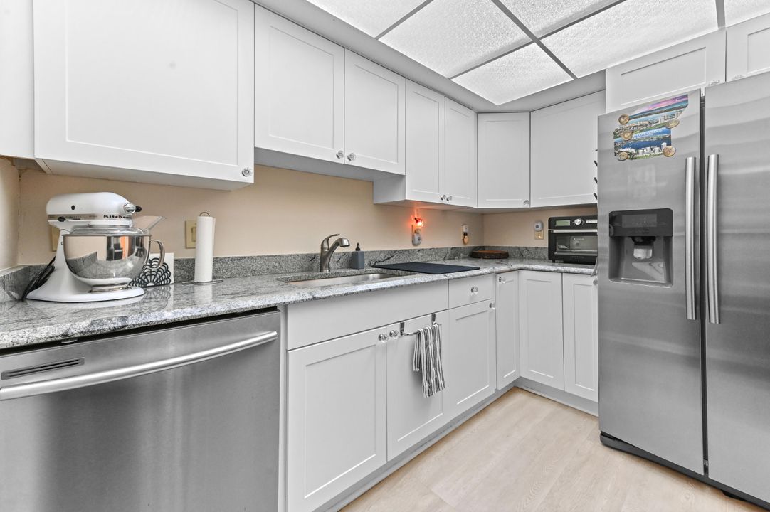 For Sale: $275,000 (1 beds, 1 baths, 674 Square Feet)