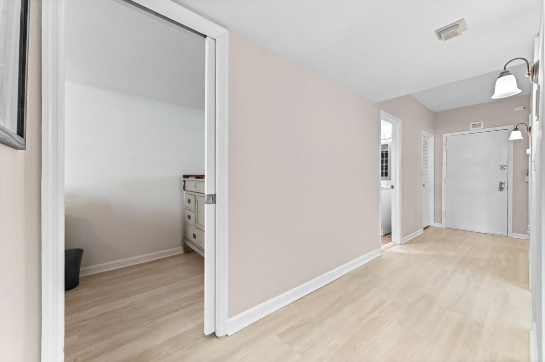 For Sale: $275,000 (1 beds, 1 baths, 674 Square Feet)