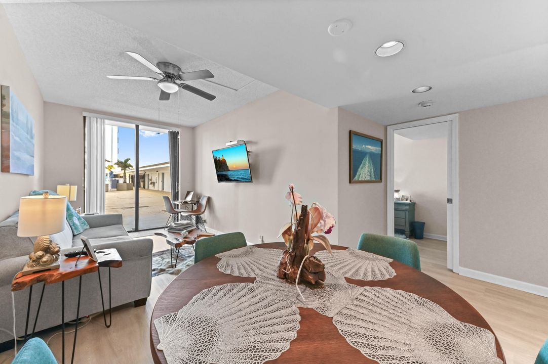 For Sale: $275,000 (1 beds, 1 baths, 674 Square Feet)