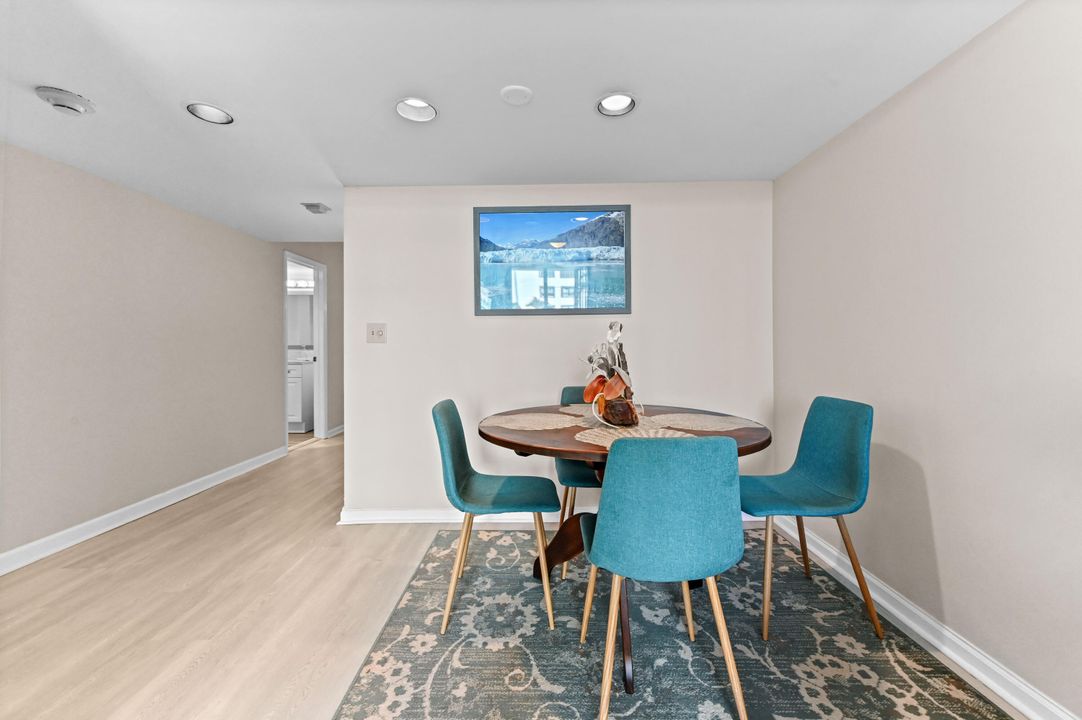 For Sale: $275,000 (1 beds, 1 baths, 674 Square Feet)