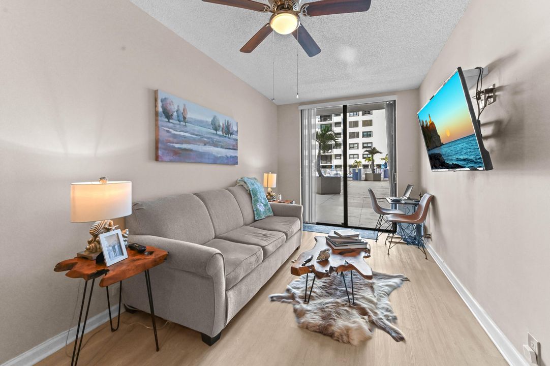 For Sale: $275,000 (1 beds, 1 baths, 674 Square Feet)