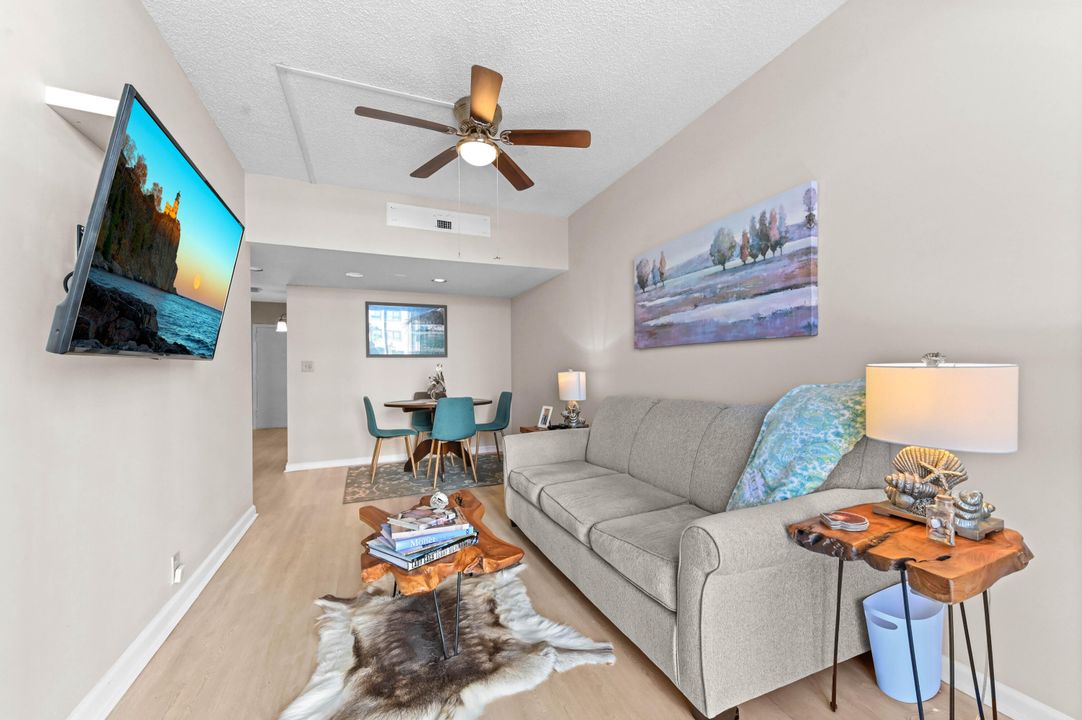 For Sale: $275,000 (1 beds, 1 baths, 674 Square Feet)