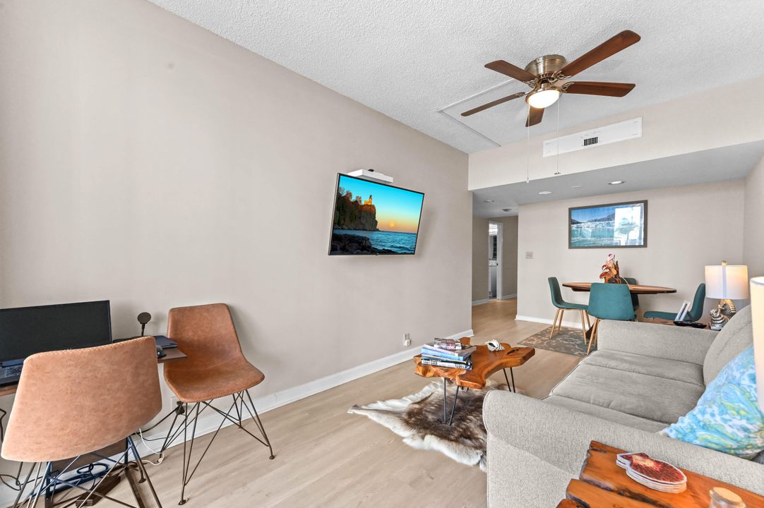 For Sale: $275,000 (1 beds, 1 baths, 674 Square Feet)