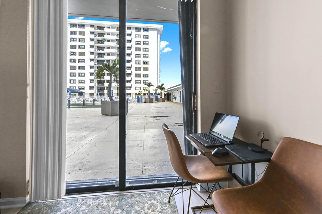 For Sale: $275,000 (1 beds, 1 baths, 674 Square Feet)