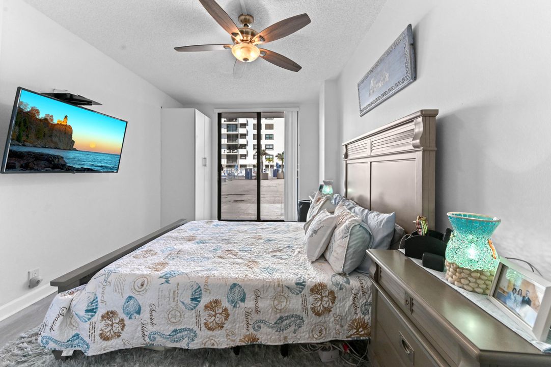 For Sale: $275,000 (1 beds, 1 baths, 674 Square Feet)