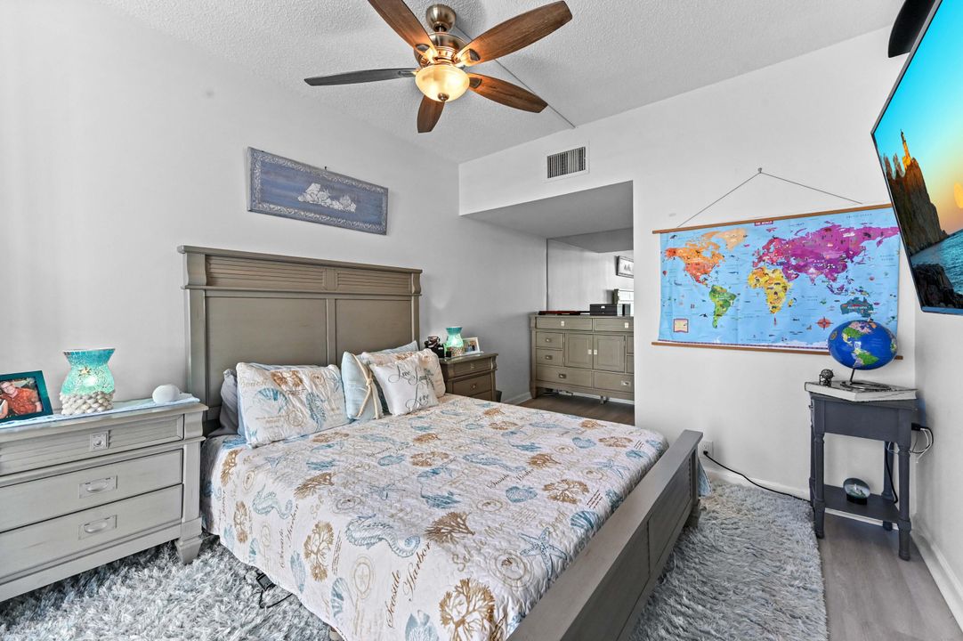 For Sale: $275,000 (1 beds, 1 baths, 674 Square Feet)