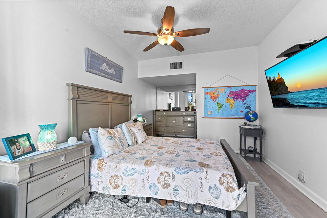 For Sale: $275,000 (1 beds, 1 baths, 674 Square Feet)