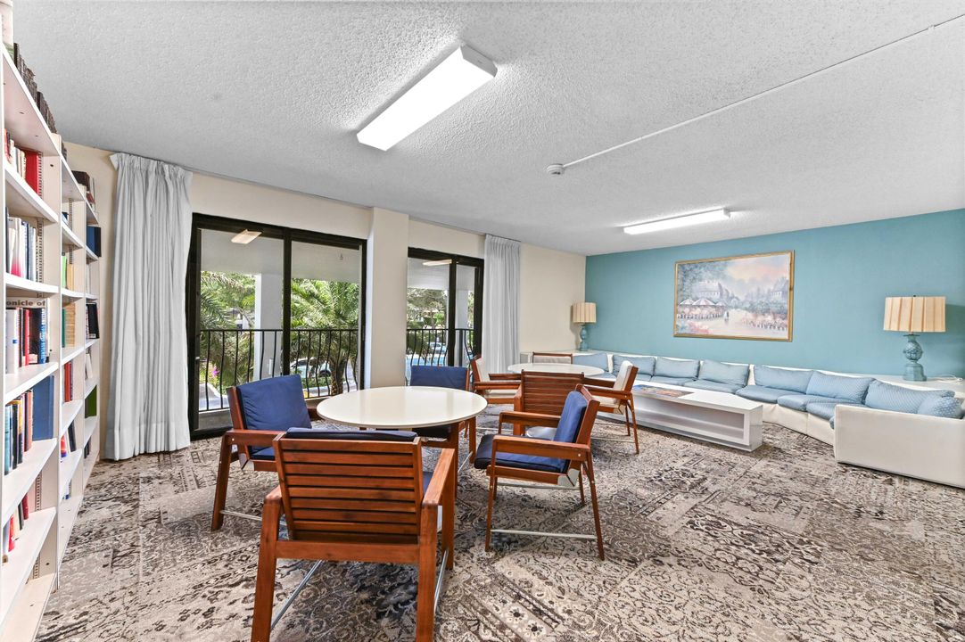 For Sale: $275,000 (1 beds, 1 baths, 674 Square Feet)