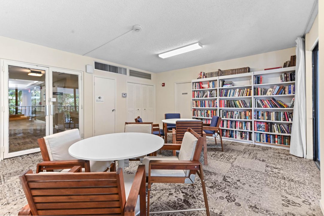 For Sale: $275,000 (1 beds, 1 baths, 674 Square Feet)