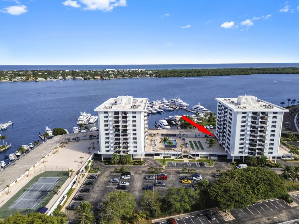 For Sale: $275,000 (1 beds, 1 baths, 674 Square Feet)