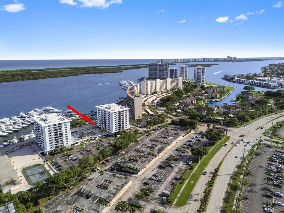 For Sale: $275,000 (1 beds, 1 baths, 674 Square Feet)