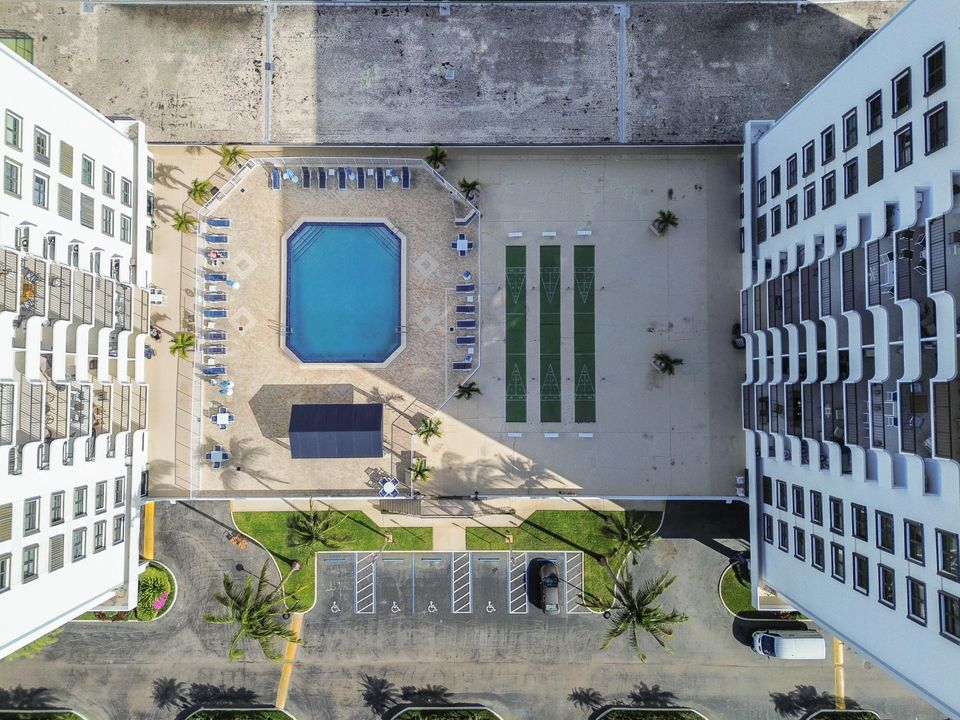 For Sale: $275,000 (1 beds, 1 baths, 674 Square Feet)