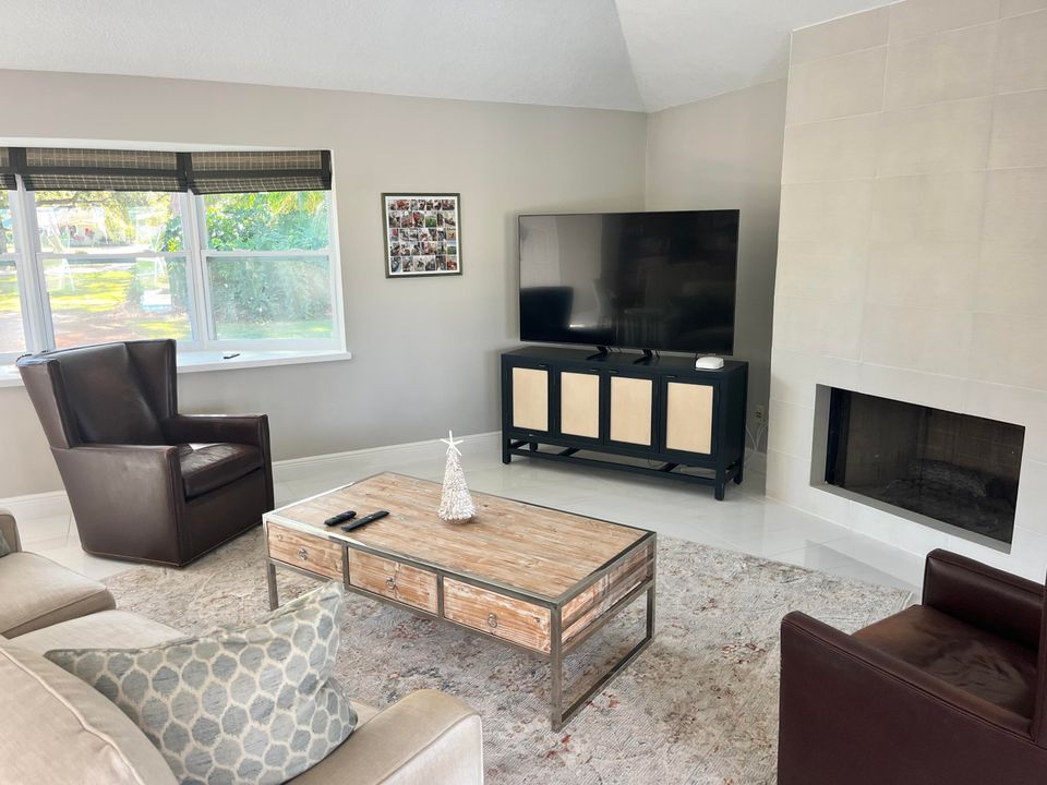 En Venta: $725,000 (3 camas, 2 baños, 2095 Pies cuadrados)