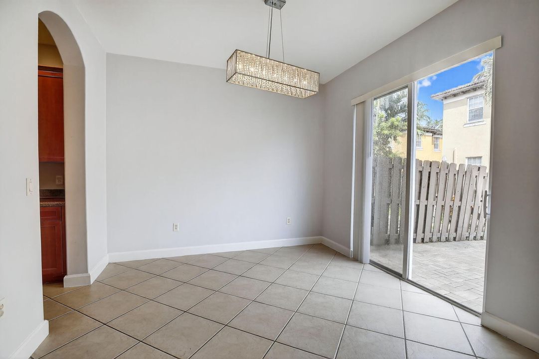 出租: $3,500 (4 贝兹, 3 浴室, 1952 平方英尺)