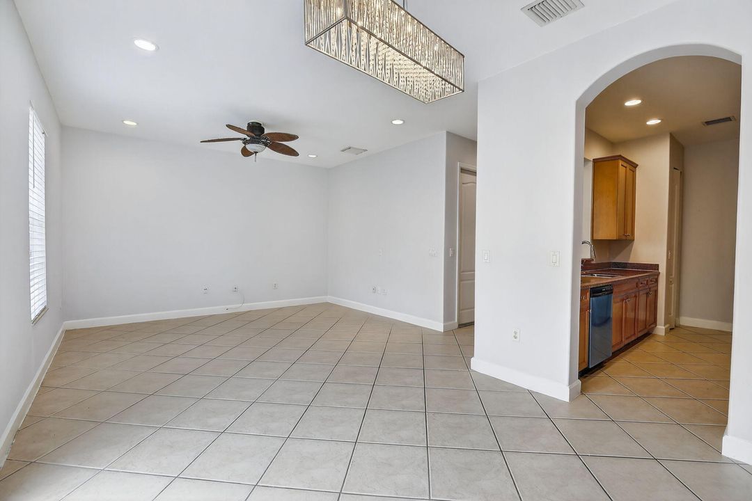 出租: $3,500 (4 贝兹, 3 浴室, 1952 平方英尺)