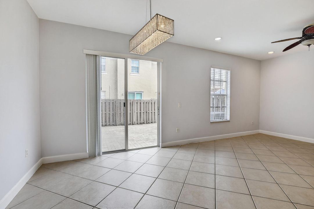 出租: $3,500 (4 贝兹, 3 浴室, 1952 平方英尺)