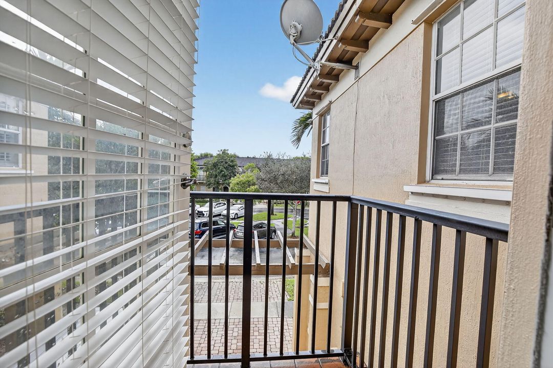 出租: $3,500 (4 贝兹, 3 浴室, 1952 平方英尺)