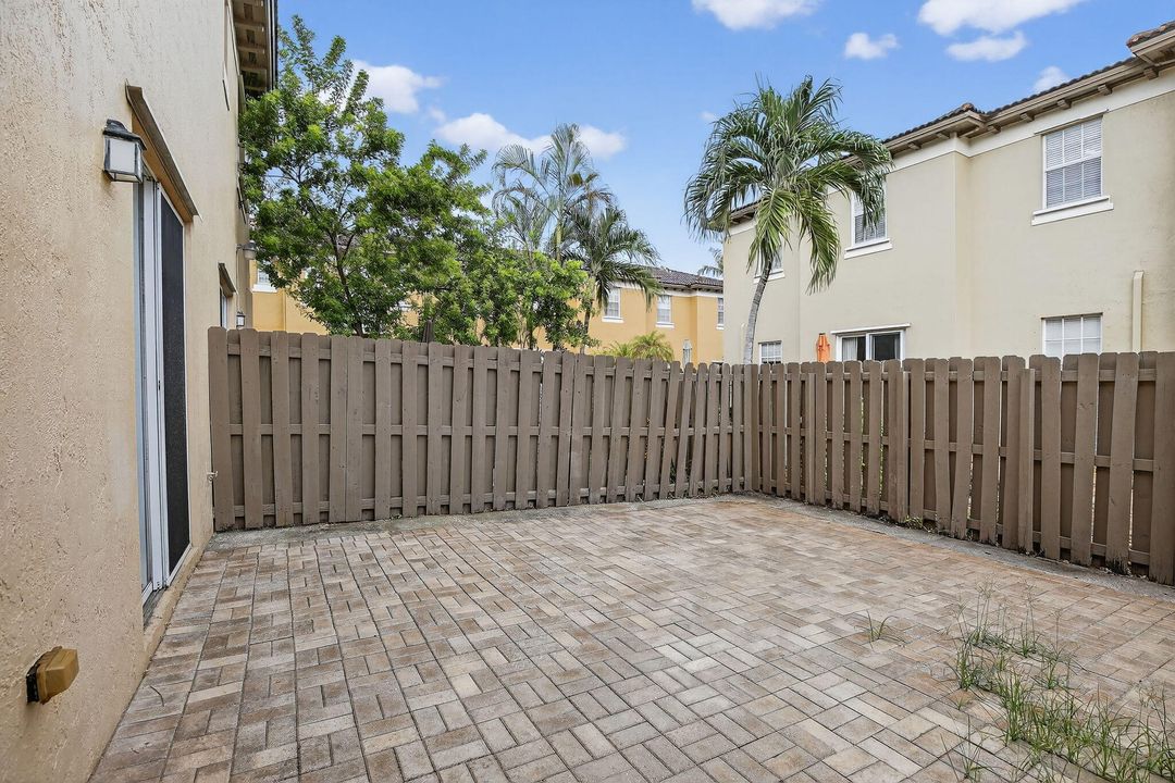 出租: $3,500 (4 贝兹, 3 浴室, 1952 平方英尺)