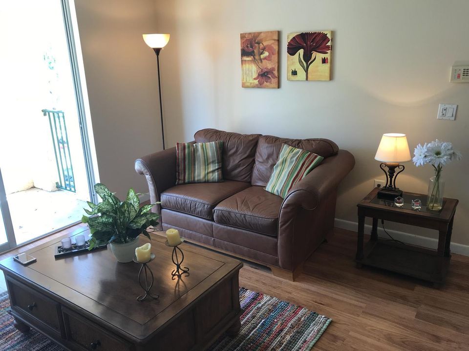 For Rent: $1,650 (1 beds, 1 baths, 676 Square Feet)