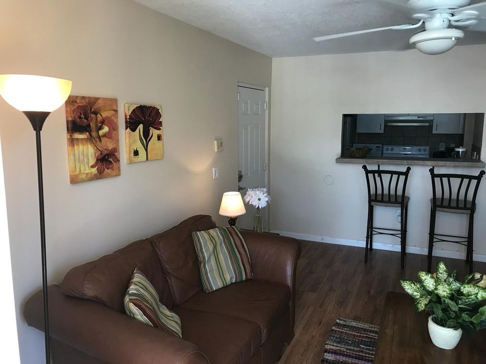 For Rent: $1,650 (1 beds, 1 baths, 676 Square Feet)
