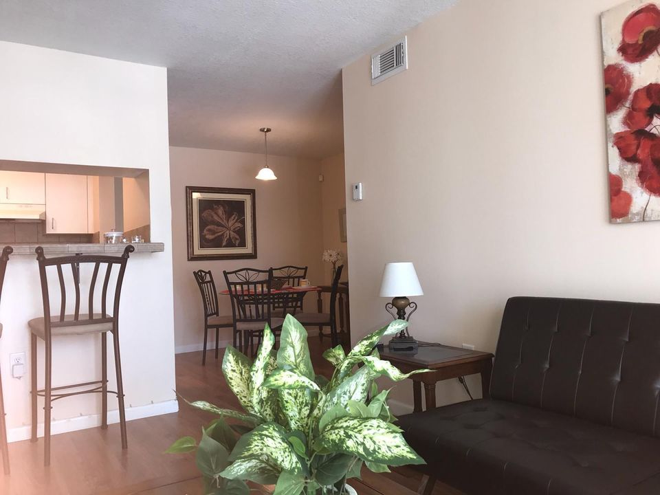 For Rent: $1,650 (1 beds, 1 baths, 676 Square Feet)