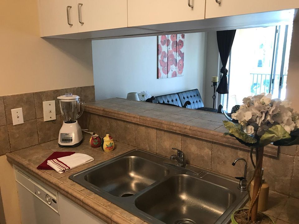 For Rent: $1,650 (1 beds, 1 baths, 676 Square Feet)