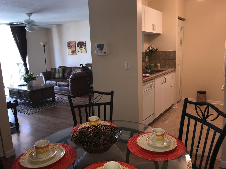 For Rent: $1,650 (1 beds, 1 baths, 676 Square Feet)