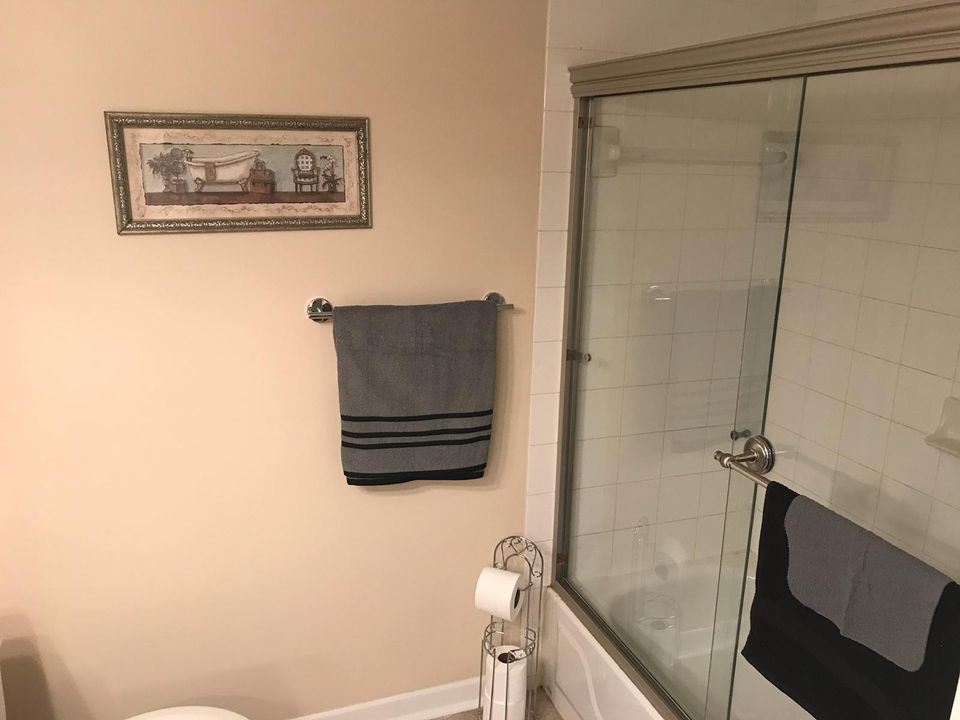 For Rent: $1,650 (1 beds, 1 baths, 676 Square Feet)