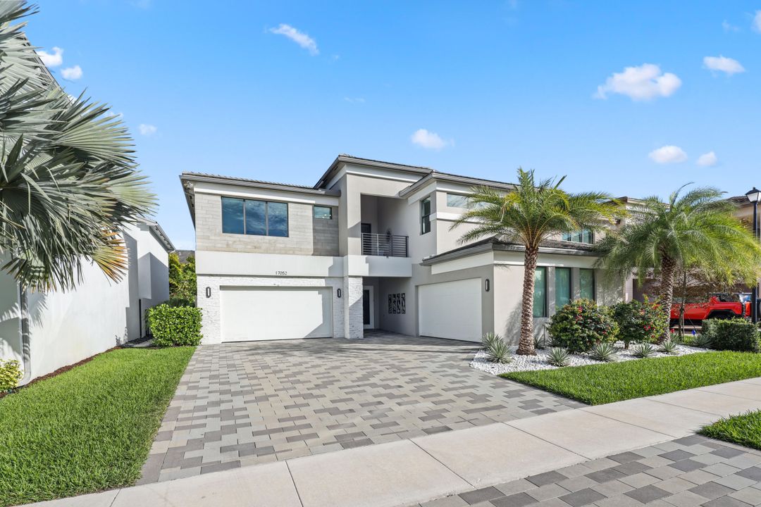For Sale: $3,099,000 (5 beds, 6 baths, 5378 Square Feet)