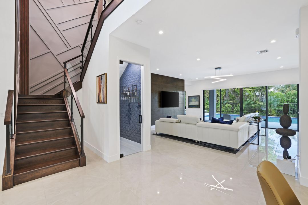 For Sale: $3,099,000 (5 beds, 6 baths, 5378 Square Feet)