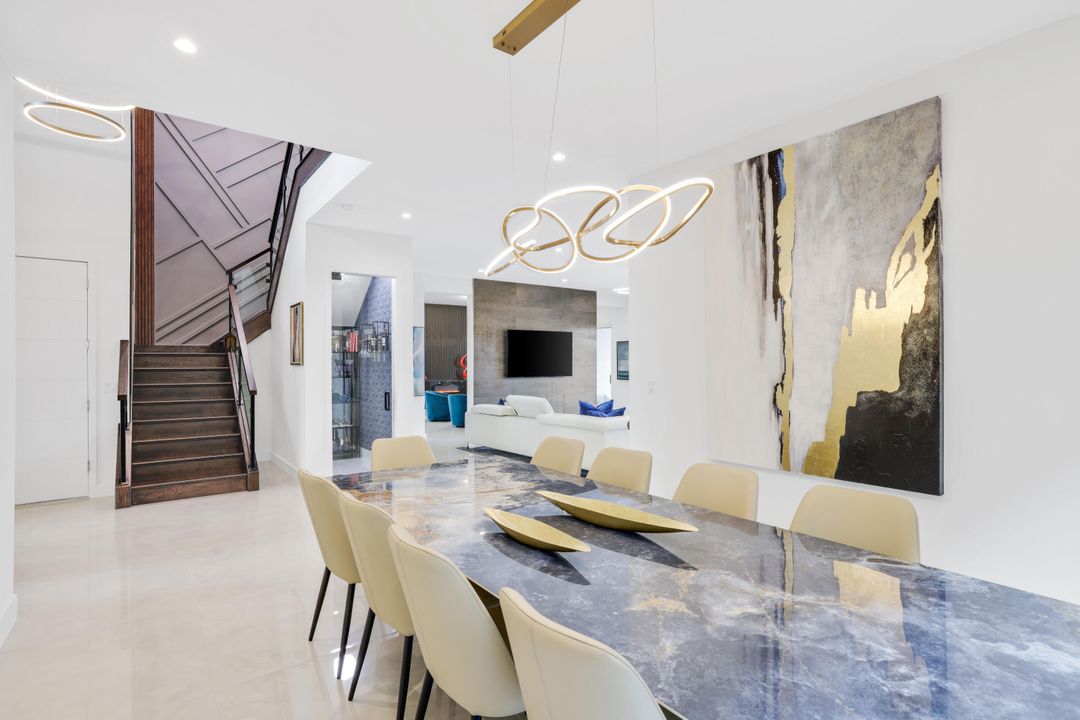 For Sale: $3,099,000 (5 beds, 6 baths, 5378 Square Feet)