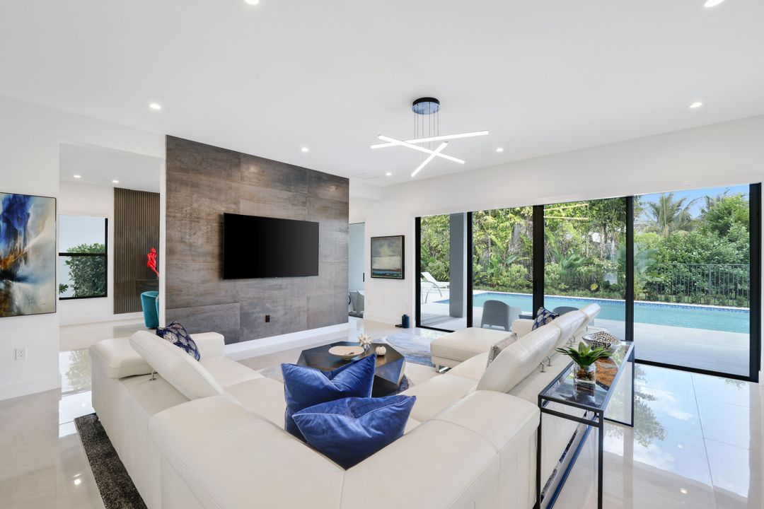 For Sale: $3,099,000 (5 beds, 6 baths, 5378 Square Feet)