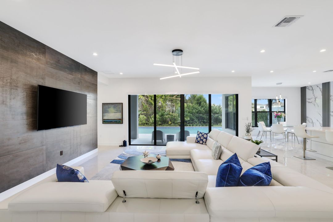 For Sale: $3,099,000 (5 beds, 6 baths, 5378 Square Feet)