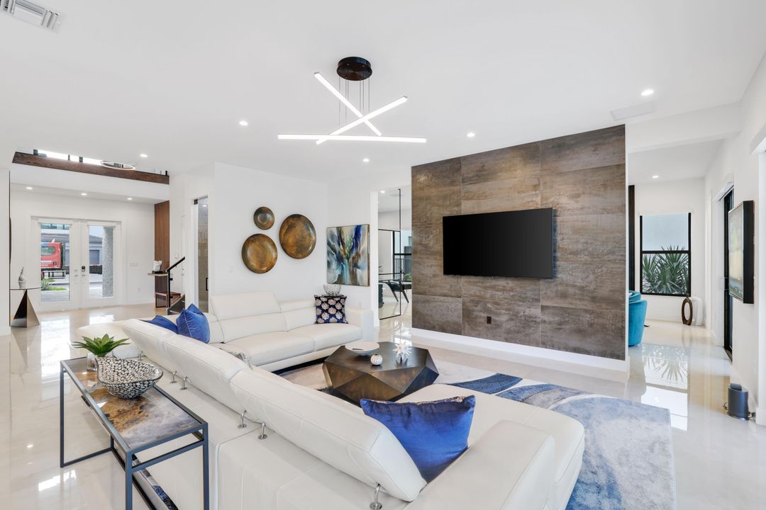 For Sale: $3,099,000 (5 beds, 6 baths, 5378 Square Feet)