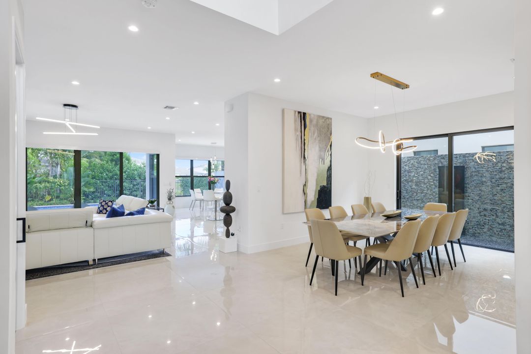 For Sale: $3,099,000 (5 beds, 6 baths, 5378 Square Feet)