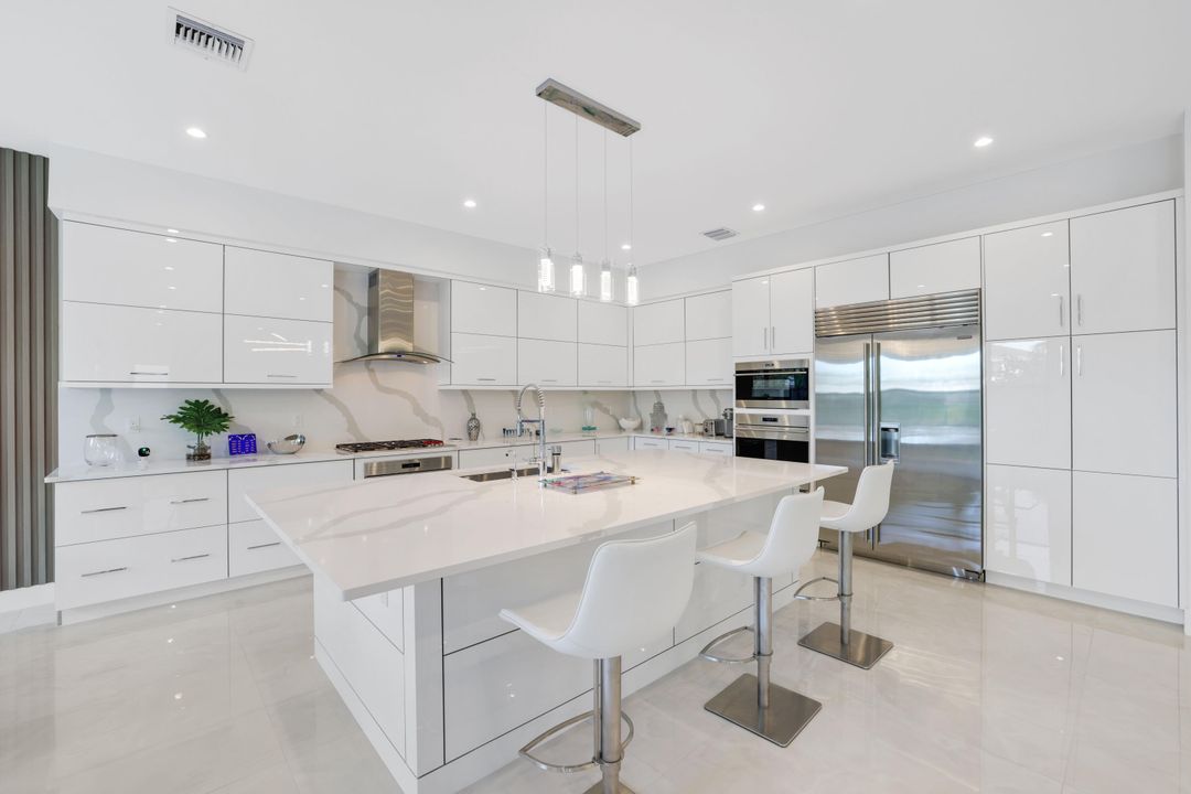 For Sale: $3,099,000 (5 beds, 6 baths, 5378 Square Feet)