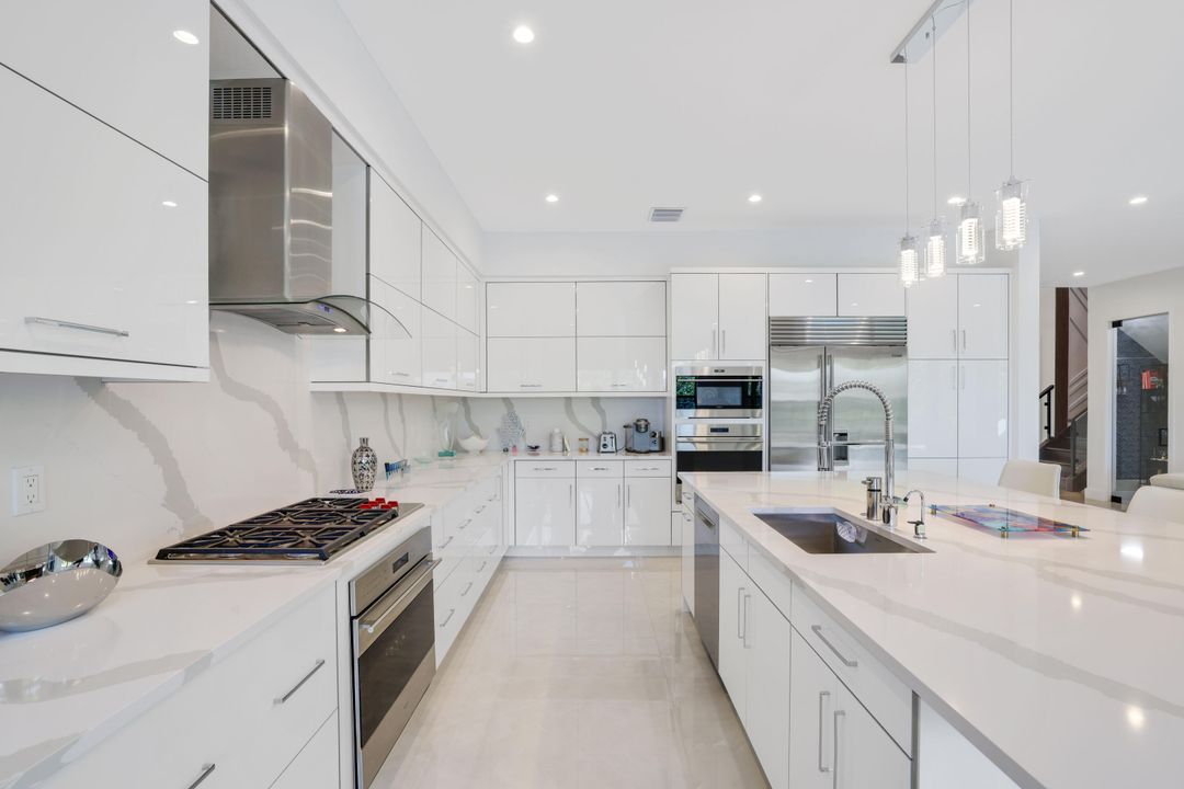 For Sale: $3,099,000 (5 beds, 6 baths, 5378 Square Feet)