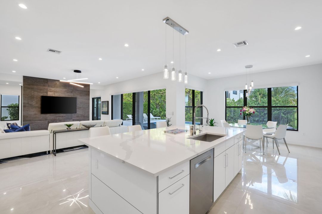 For Sale: $3,099,000 (5 beds, 6 baths, 5378 Square Feet)