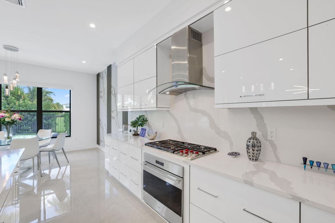 For Sale: $3,099,000 (5 beds, 6 baths, 5378 Square Feet)