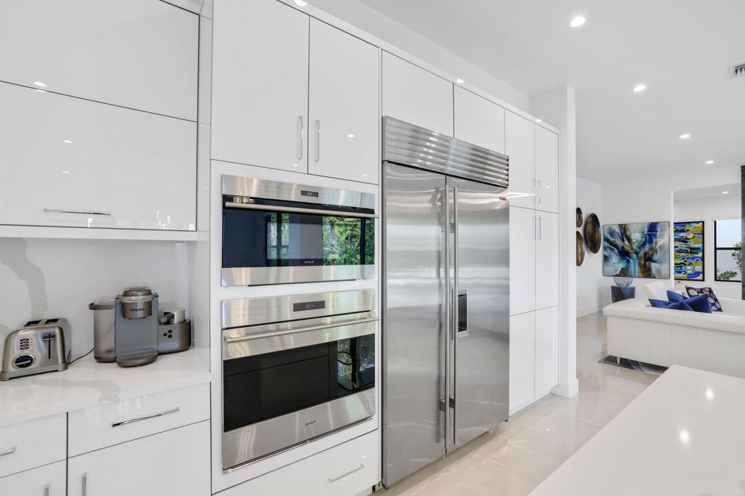 For Sale: $3,099,000 (5 beds, 6 baths, 5378 Square Feet)