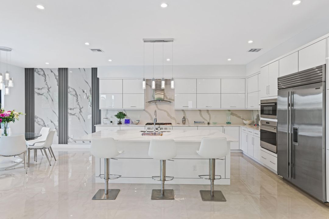 For Sale: $3,099,000 (5 beds, 6 baths, 5378 Square Feet)