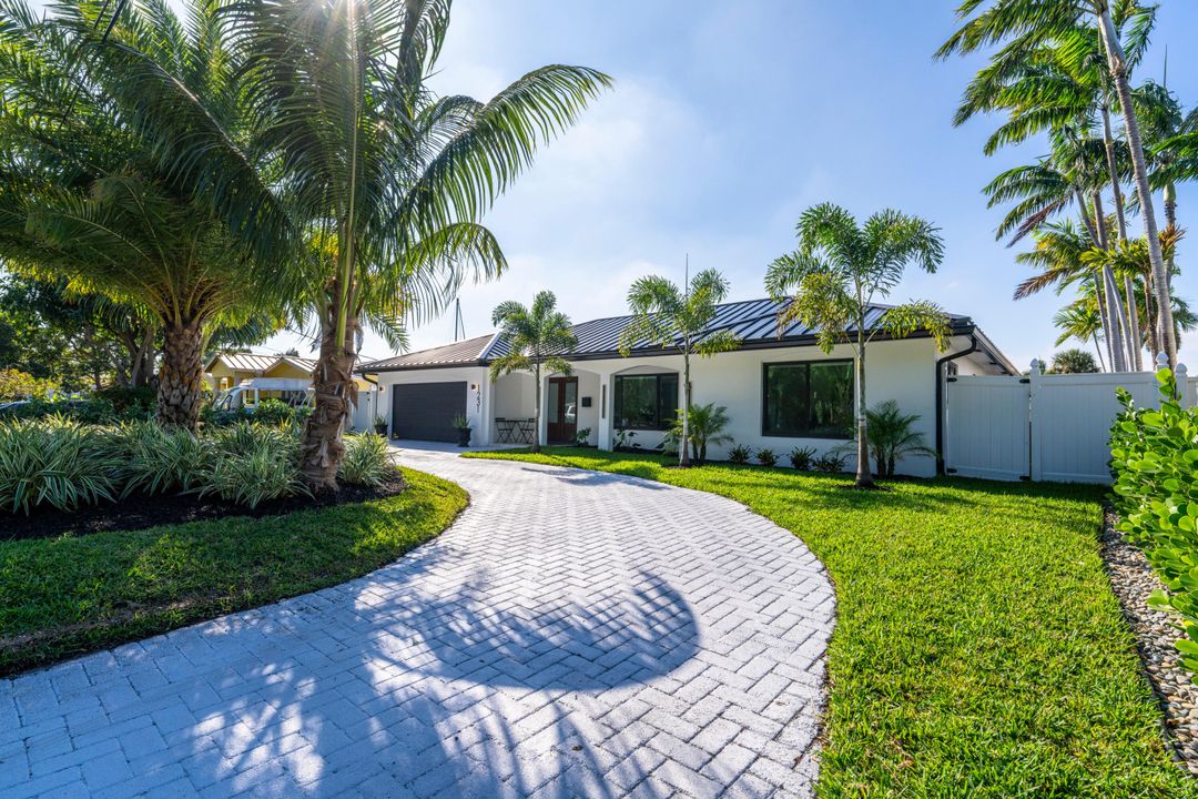 For Sale: $2,395,000 (4 beds, 3 baths, 2850 Square Feet)