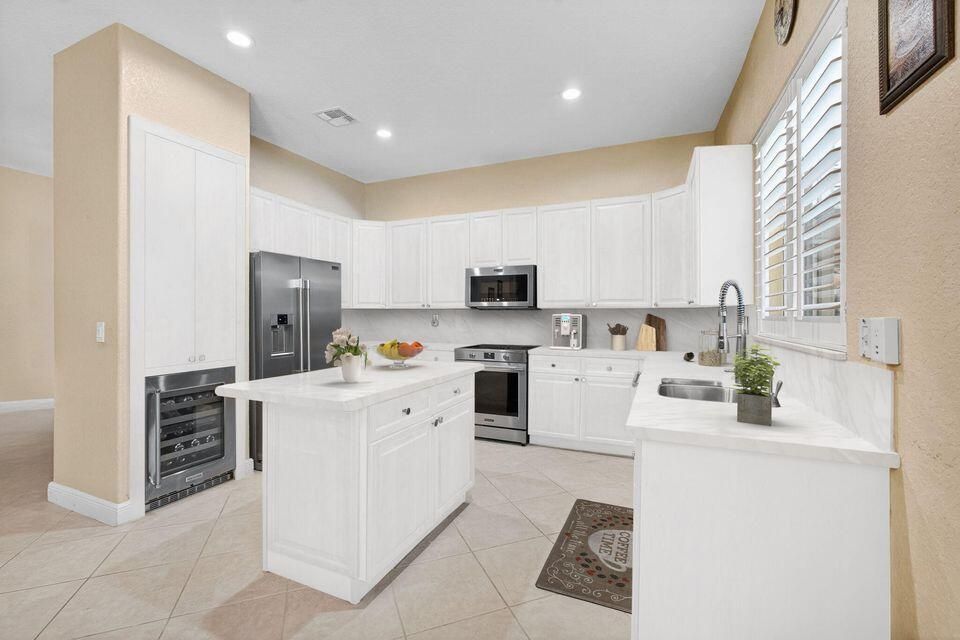 For Sale: $789,900 (4 beds, 3 baths, 2641 Square Feet)