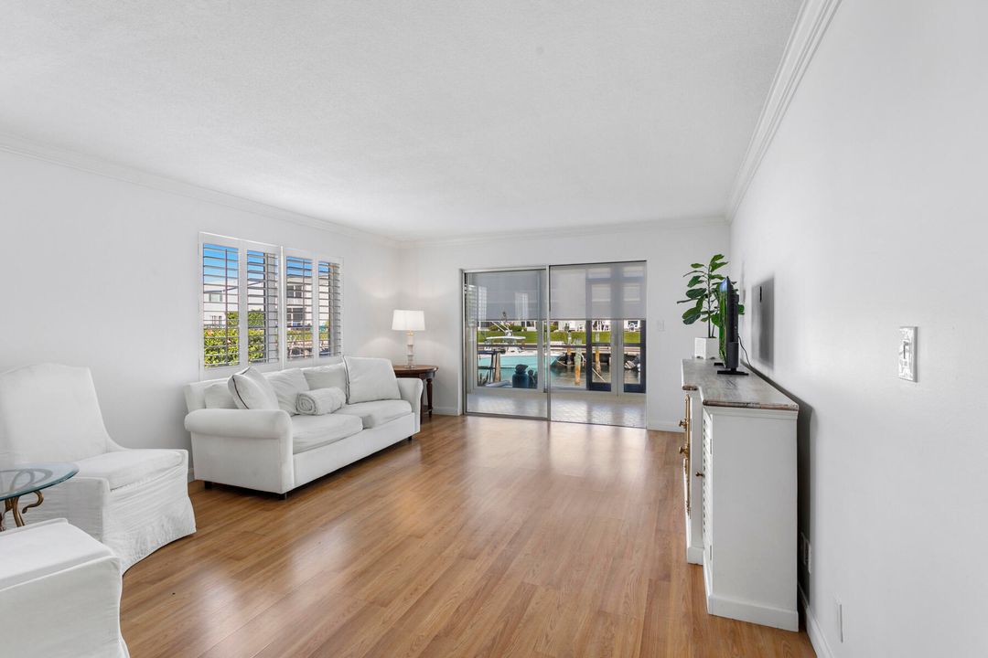 For Sale: $324,999 (2 beds, 2 baths, 1014 Square Feet)