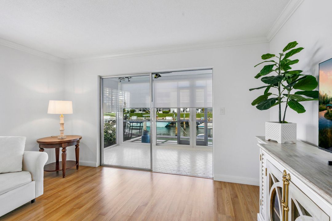 For Sale: $324,999 (2 beds, 2 baths, 1014 Square Feet)