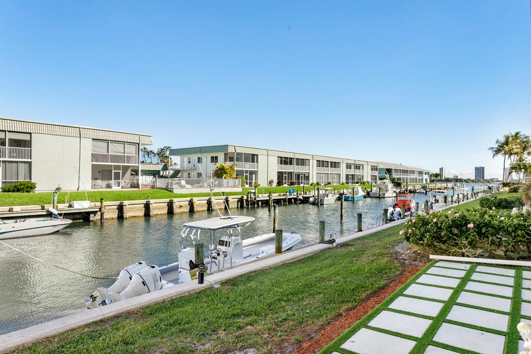 For Sale: $324,999 (2 beds, 2 baths, 1014 Square Feet)