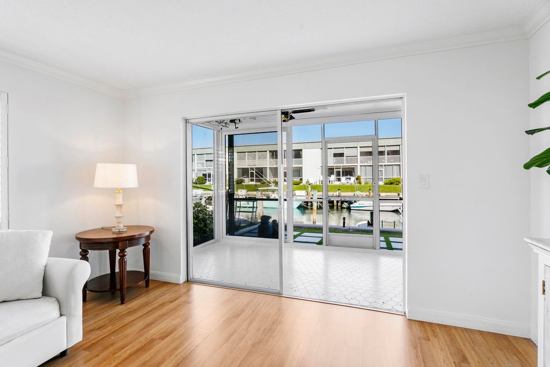 For Sale: $324,999 (2 beds, 2 baths, 1014 Square Feet)