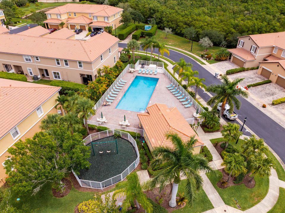 На продажу: $320,000 (2 спален, 2 ванн, 860 Квадратных фут)